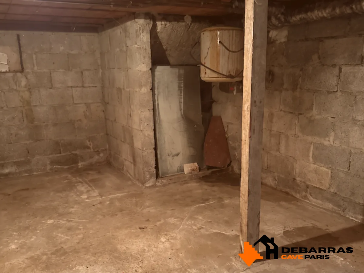 Cave entièrement vidée et balayée après débarras à Paris 8e